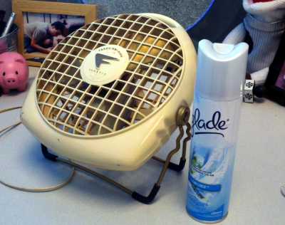 The fan-and-spray anti-stink
setup.